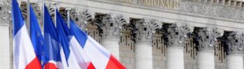 Visuel mire commission - Le peristyle, la colonnade et le fronton du Palais Bourbon avec drapeaux - photo retouchée