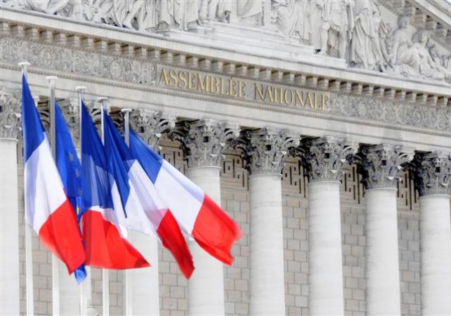 Visuel mire commission - Le peristyle, la colonnade et le fronton du Palais Bourbon avec drapeaux - photo retouchée